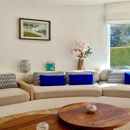 Azul: Luxury Retreat With Private Pool And Club Access Villa